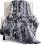 Solavo reversible faux fur and Sherpa blanket detail