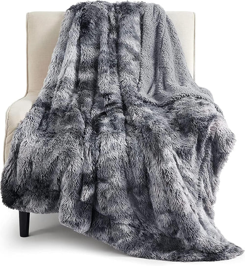 Solavo reversible faux fur and Sherpa blanket detail